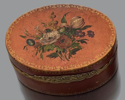 Boîte de forme ovale décorée de fleurs polychromes...