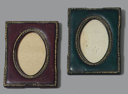 Deux cadres à photographie de forme rectangulaire...