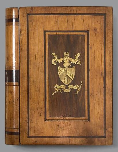 Coffret en forme de livre en bois fruitier...