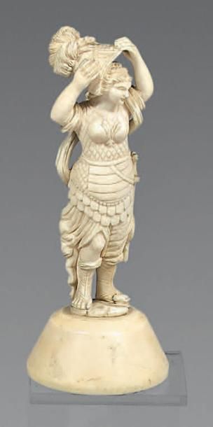 Statuette en ivoire figurant Minerve retirant...