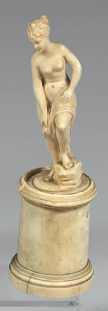 Statuette en ivoire représentant une baigneuse...