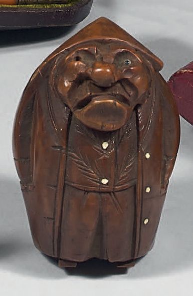 Tabatière en bois sculpté représentant un...