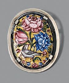 Broche à monture ovale en argent, ornée d'un...