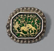 Broche à monture ovale en argent ciselée...
