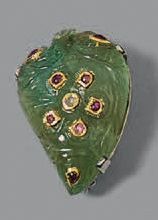 Broche à monture en argent, ornée d'une émeraude...