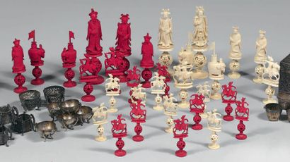 Trente-et-une pièces de jeu d'échec en ivoire...
