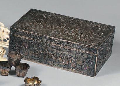 Boîte rectangulaire en argent, à décor repoussé...