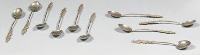 Suite de dix petites cuillers en argent et...