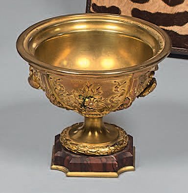 Petite coupe sur piédouche en bronze doré...