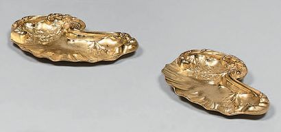 Paire de petits vide-poches en bronze argenté...