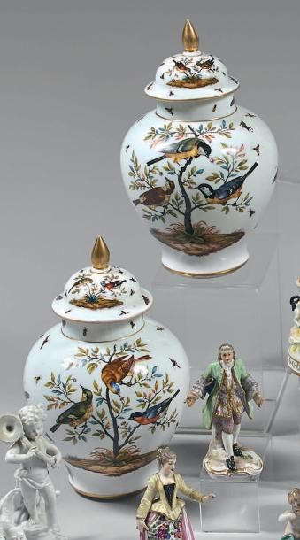 Paire de vases couverts, de forme balustre,...