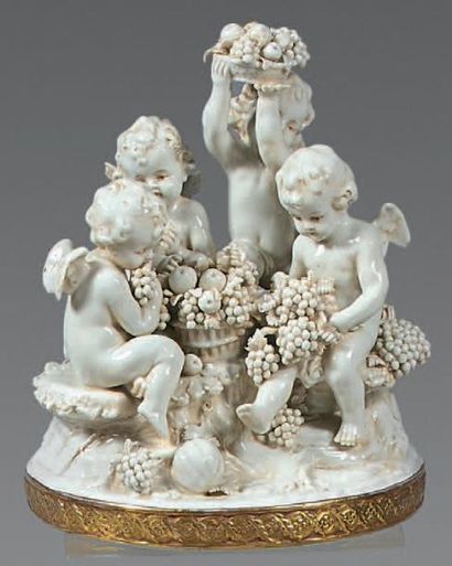 Groupe en porcelaine blanche, à sujet d'amours...