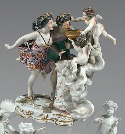 Groupe en porcelaine polychrome représentant...