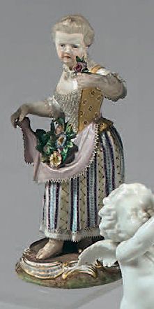 Statuette en porcelaine, figurant une jeune...