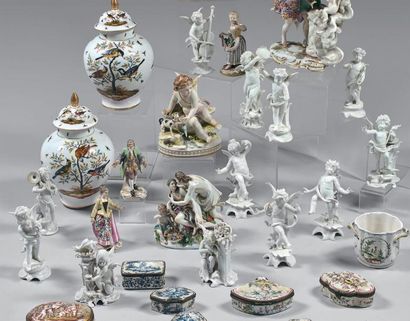 Suite de douze statuettes en porcelaine blanche...