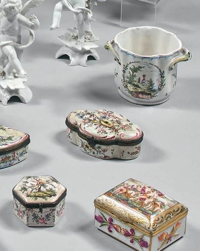 Ensemble en faïence à décor polychrome dans...