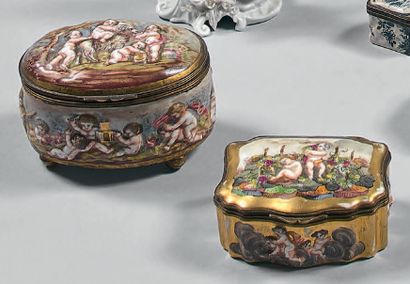 Ensemble de trois boîtes en porcelaine polychrome...