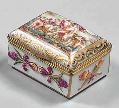 Ensemble de trois boîtes en porcelaine polychrome...