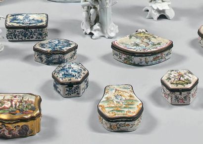 Ensemble de boîtes en faïence: à décor en...