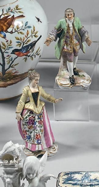 Paire de statuettes en porcelaine polychrome...