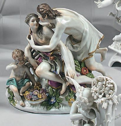 Groupe en porcelaine polychrome figurant...
