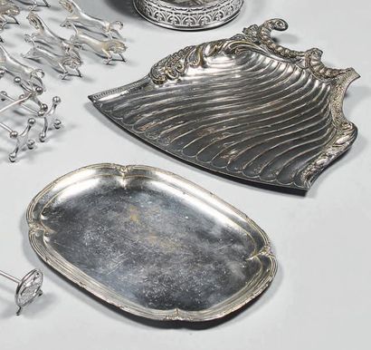 Lot en métal argenté comprenant: un plat...