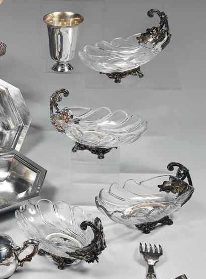 Quatre raviers en cristal, de forme ovale,...