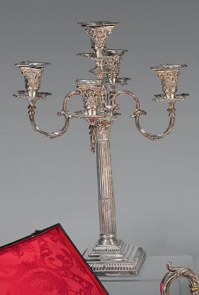 Paire de grands flambeaux à cinq lumières,...