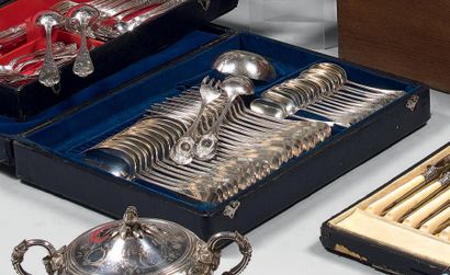 Ménagère de couverts en métal argenté à décor...