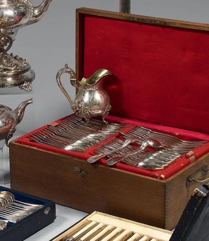 Ménagère en métal argenté modèle à filets...
