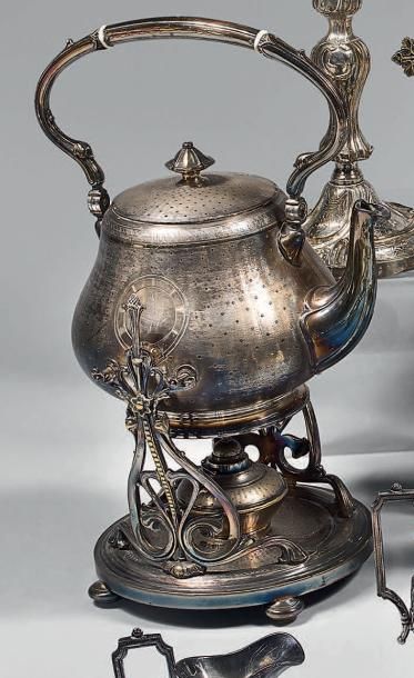 Samovar en métal argenté à décor guilloché...