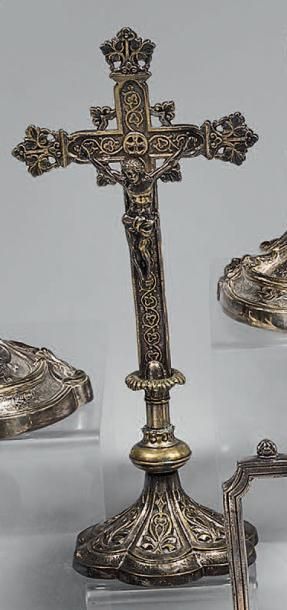 Crucifix en métal argenté, de style néo-gothique,...