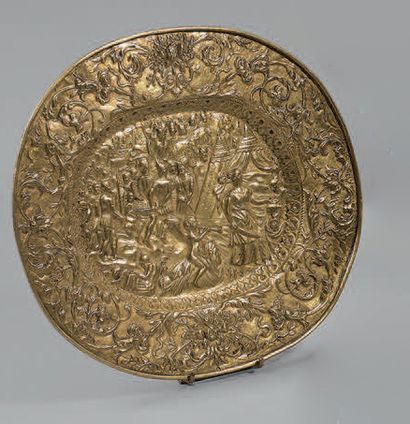 Plat ovale en laiton, à décor repoussé au...