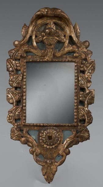 Miroir à entourage en bois doré patiné à...