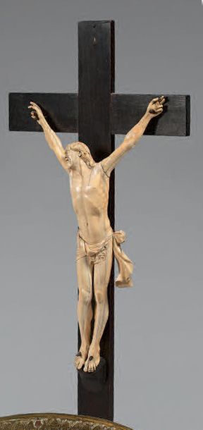 Christ en ivoire sculpté.
Fin du XVIIème...