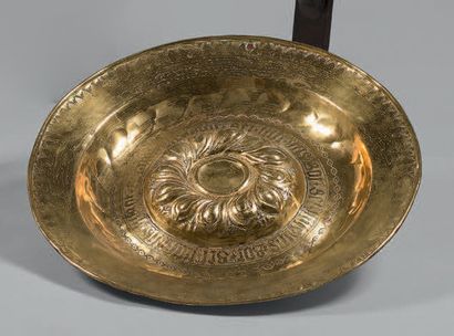 Plat d'offrandes ou à quête en cuivre repoussé,...