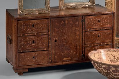 Cabinet en bois fruitier, la façade à décor...
