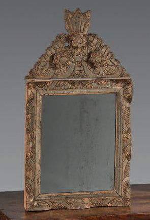 Petit miroir à entourage en bois à patine...
