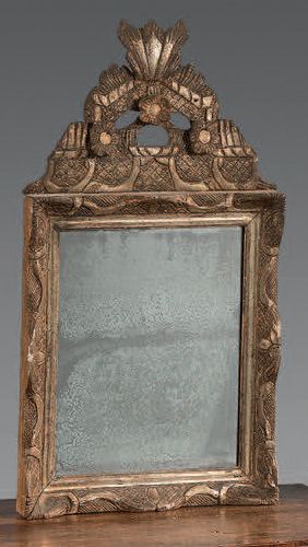 Petit miroir à entourage en bois à patine...