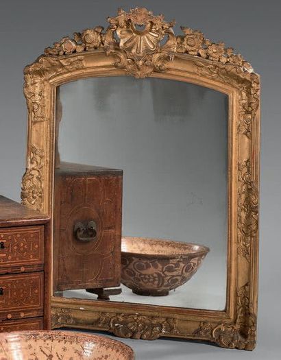 Miroir à entourage en bois doré, à décor...