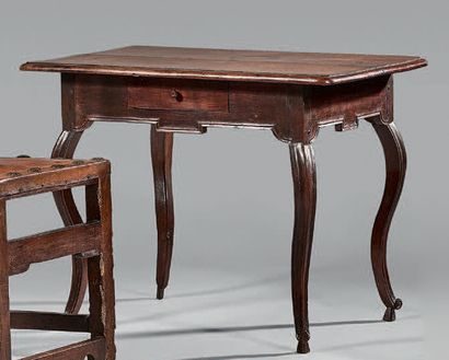 Table en bois fruitier mouluré, le plateau...
