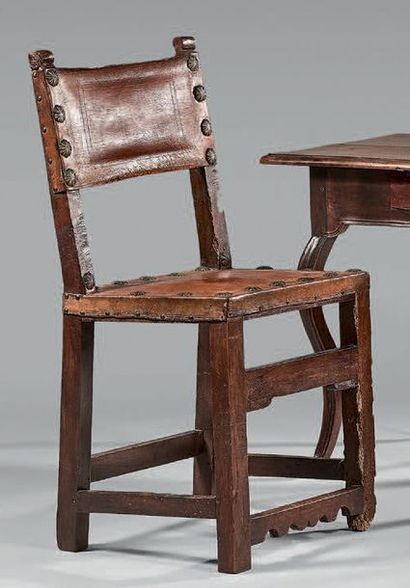 Deux chaises en bois fruitier, le dossier...