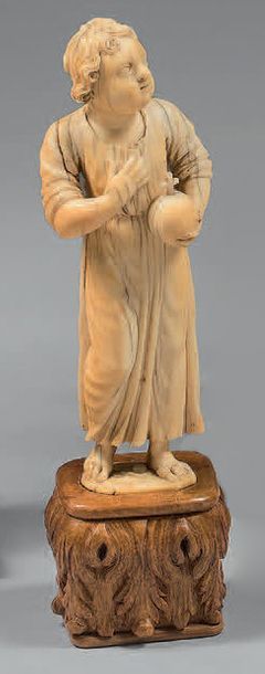 Statuette en ivoire sculpté représentant...