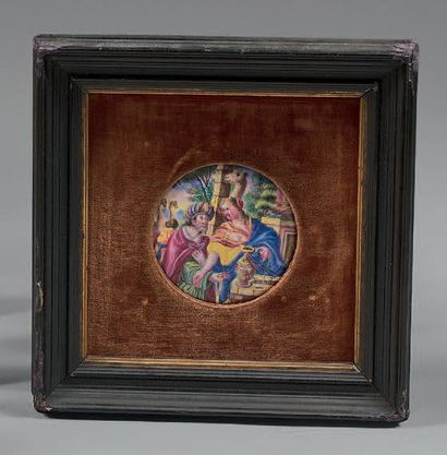 Médaillon rond en émail polychrome représentant...