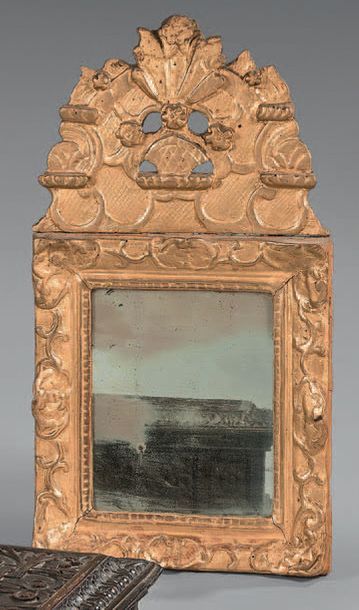 Miroir à entourage en bois redoré, à décor...