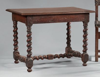 Table en bois fruitier mouluré, le plateau...