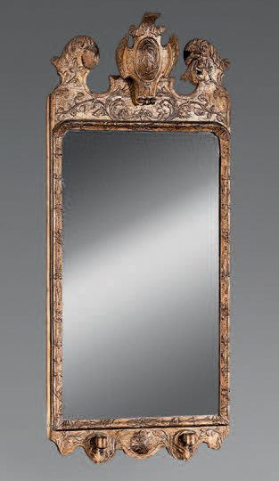 Miroir à entourage en bois redoré à décor...