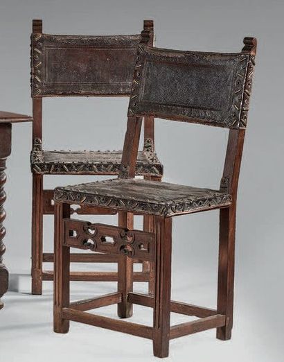 Paire de chaises en bois fruitier mouluré,...
