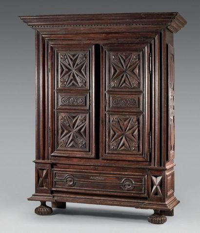 Importante armoire en bois fruitier mouluré,...