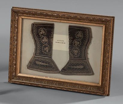 Paire de guétrons en broderie de fils d'argent...